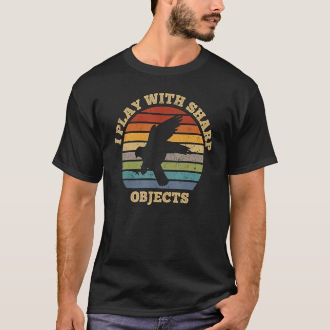 Camiseta Caça Falconry Eu Brinco Com Objetos Sharp Para Fal (Frente)