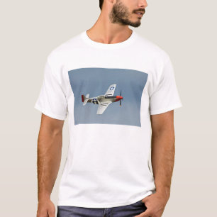 Camiseta Caça P-51D Mustang com marcações do Dia D voando