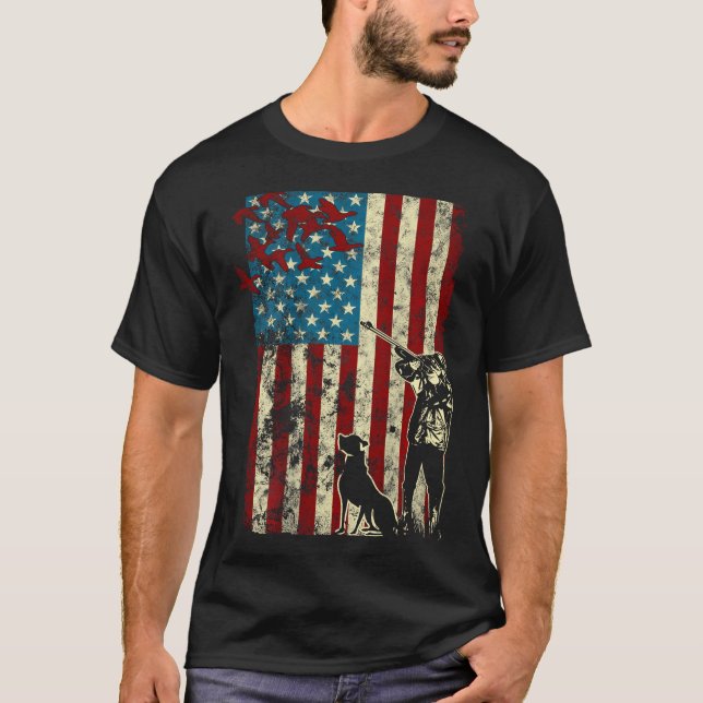 Camiseta Caça Pato - Bandeira Patriótica Americana Afetada  (Frente)