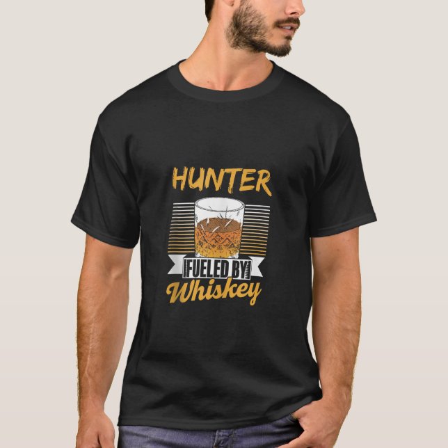 Camiseta Caçador Alimentado Por Whiskey Bebendo Whisky Drin (Frente)