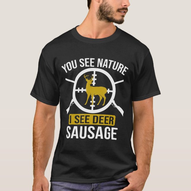 Camiseta Caçador Você Vê A Natureza Eu Vejo Caça À Salsicha (Frente)