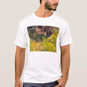 Camiseta Cachoeira efêmera derrama de uma fenda no penhasco