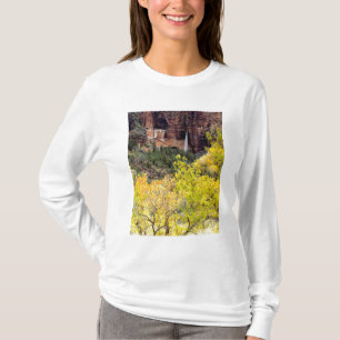 Camiseta Cachoeira efêmera derrama-se de uma fenda no penha