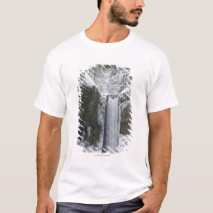 Camiseta Cachoeira obscura cercada por uma floresta nevado