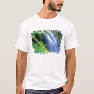 Camiseta Cachoeira Proxy nas Cascatas centrais de Oregon.