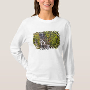 Camiseta Cachoeiras dramáticas de corredeiras no outono na