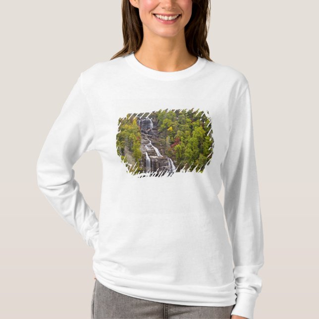 Camiseta Cachoeiras dramáticas de corredeiras no outono na (Frente)