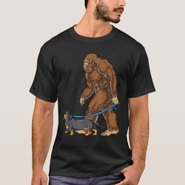 Camiseta Cachofra Bigfoot Walk Dachshund T shirt Sasquatch  (Frente)