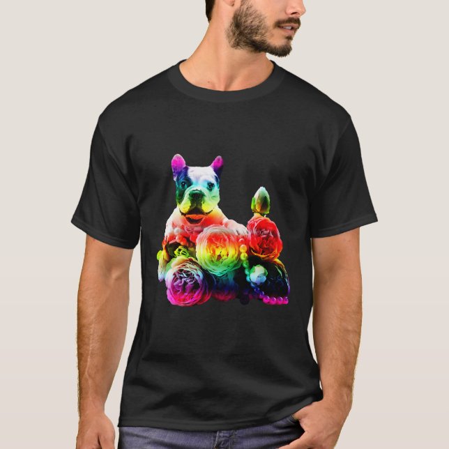 Camiseta Cachorrinho Pug Fofo de Arco-Íris Deitado em Rosas (Frente)