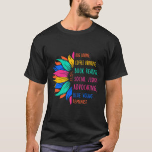 Camiseta Cachorro Adorando Livro de Bebendos de Café Lendo