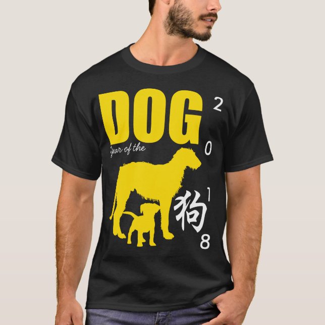 Camiseta Cachorro Amarelo Chinês Ano 2018 Negra Homens (Frente)