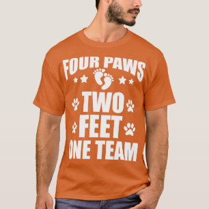 Camiseta Cachorro ao largo Quatro patas a dois pés uma equi