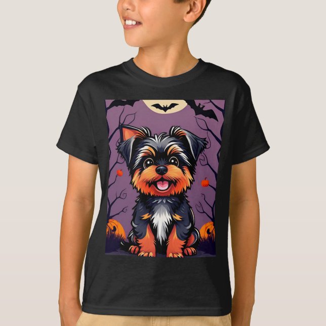 Camiseta Cachorro Bonito na Cena do Halloween com Bombeiros (Frente)