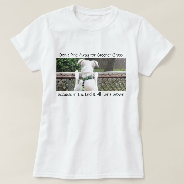 Camiseta Cachorro Branco Bonito Olhando para a grama de out (Frente do Design)