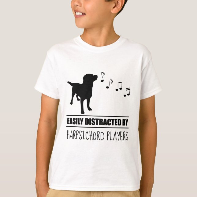 Camiseta Cachorro Curioso Distraído por Tocaores de Cravo (Frente)