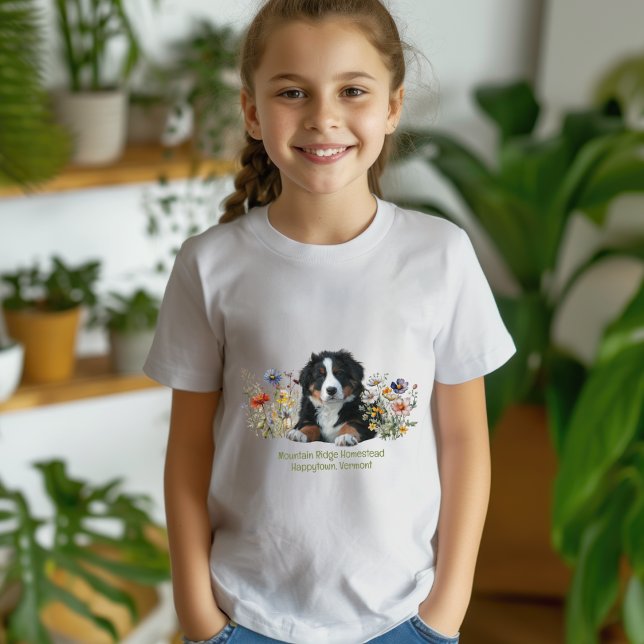 Camiseta Cachorro da Montanha Bernese em Flores Selvagens (Criador carregado)