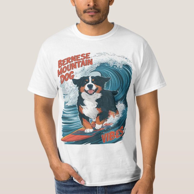 Camiseta Cachorro das Montanhas Bernese surfando (Frente)