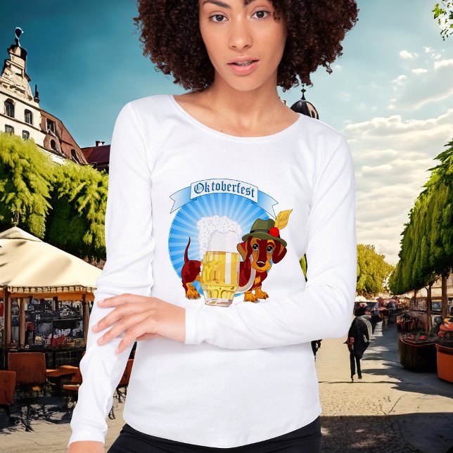 Camiseta Cachorro de Cerveja de Oktoberfest (Celebrate Oktoberfest with this cute tshirt featuring a dachshund with a frosty mug of beer.)