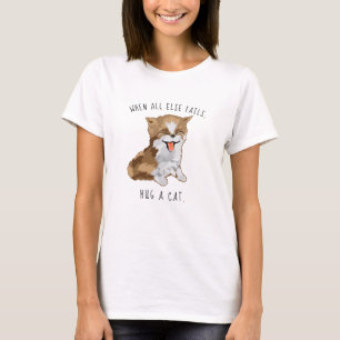 Camiseta Cachorro de T-Shirt das mulheres abraçando um gato