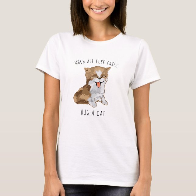 Camiseta Cachorro de T-Shirt das mulheres abraçando um gato (Frente)