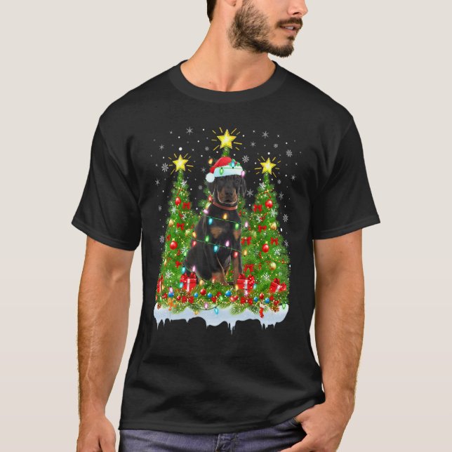 Camiseta Cachorro Doberman Acendendo Árvore de Natal  Dober (Frente)