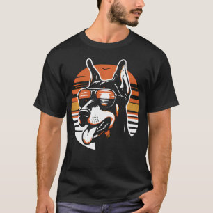 Camiseta Cachorro Doberman Retro Vestindo