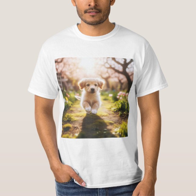 Camiseta Cachorro Dorado Corriendo en un Jardín (Frente)