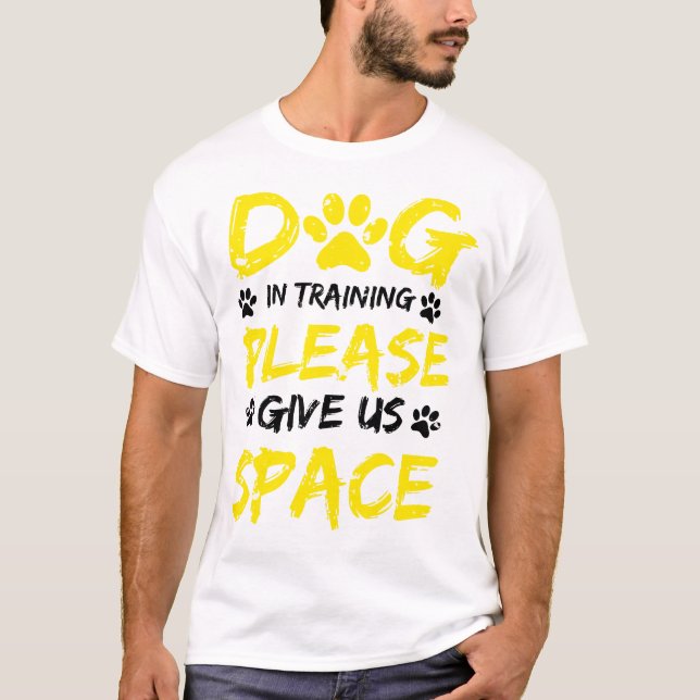 Camiseta Cachorro Em Treinamento Por Favor, Dê-Nos Treiname (Frente)
