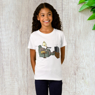 Camiseta Cachorro Engraçado Relaxando na Poltrona Assistind