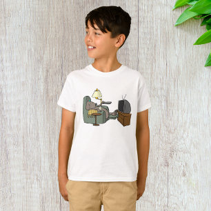Camiseta Cachorro Engraçado Relaxando na Poltrona Assistind