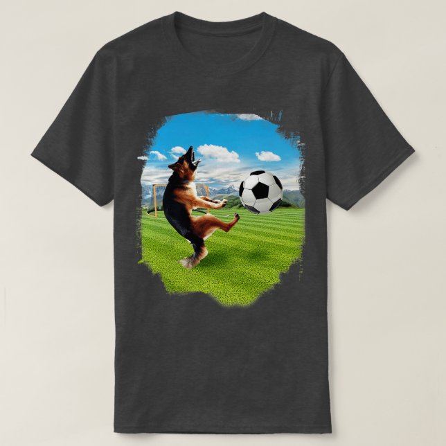 Camiseta Cachorro german shepherd Jogando Futebol (Frente do Design)