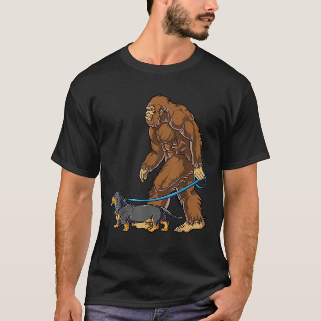 Camiseta Cachorro Grande Caminhando Dachshund Sasquatch Hom (Frente)