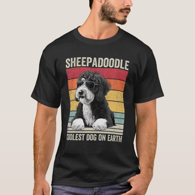 Camiseta Cachorro Mais Fresco De Sheepadoodle Na Terra Shee (Frente)