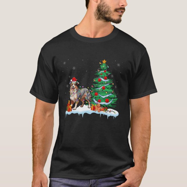 Camiseta Cachorro pastor inglês Vestindo Santa Hat Xmas Lig (Frente)
