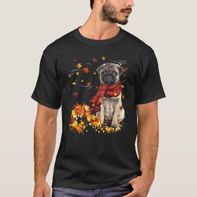 Camiseta Cachorro Pug com Cachecol de Outono Folhas Caindo (Frente)
