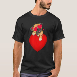 Camiseta Cachorro Pug Fofo Dia dos Namorados Segurando Cora
