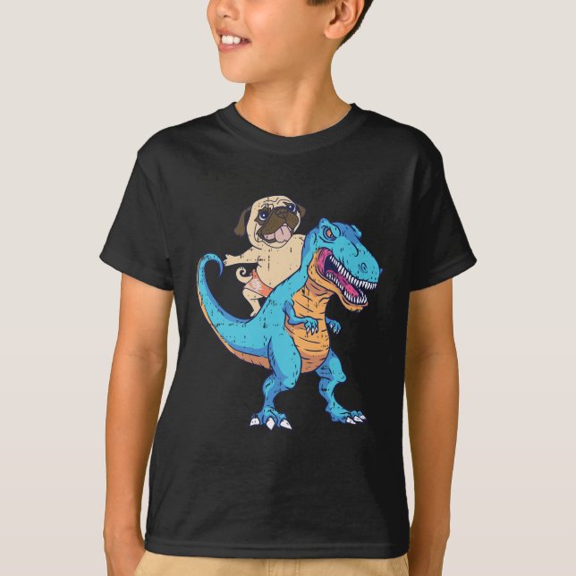 Camiseta Cachorro Pug Montando T-rex Surfando Dinossauro Am (Frente)
