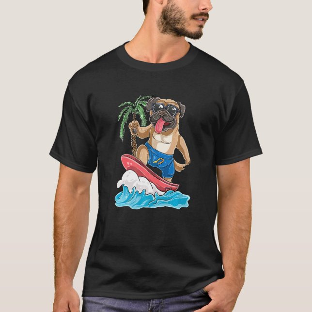 Camiseta Cachorro Pug Surfando Prancha de Surf Retro  Surfa (Frente)
