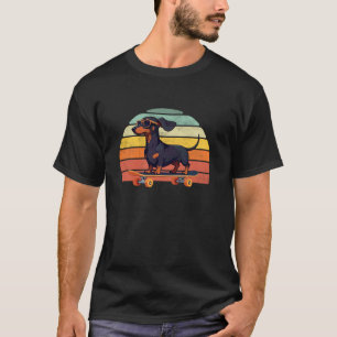 Camiseta Cachorro Salsicha com Óculos de Sol em um Skate