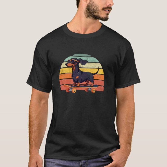 Camiseta Cachorro Salsicha com Óculos de Sol em um Skate (Frente)
