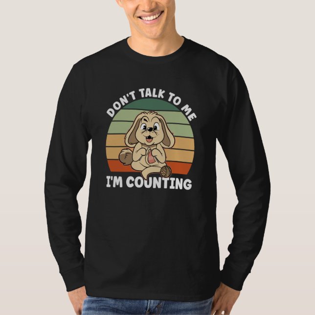 Camiseta Cachorro Tecendo  Não Fale Comigo Estou Contando C (Frente)