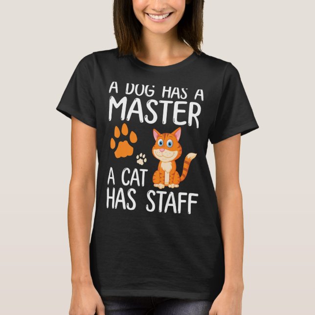 Camiseta Cachorro Tem Mestre Um Gato Tem Funcionarios Feliz (Frente)