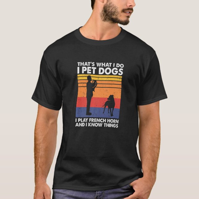 Camiseta Cachorros Eu Toco Chifre Francês E Eu Sei Coisas (Frente)