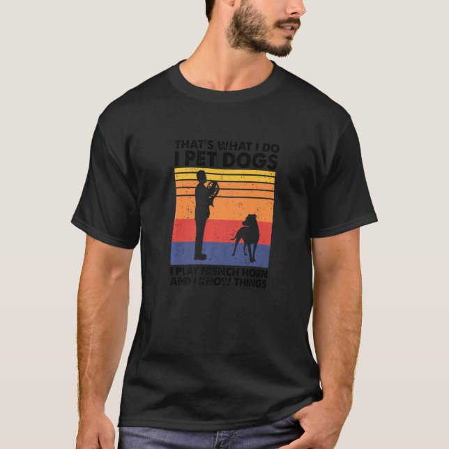 Camiseta Cachorros Eu Toco Chifre Francês E Eu Sei Coisas (Frente)