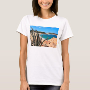 Camiseta Cacto na cume rochosa sobre o Sandy Beach