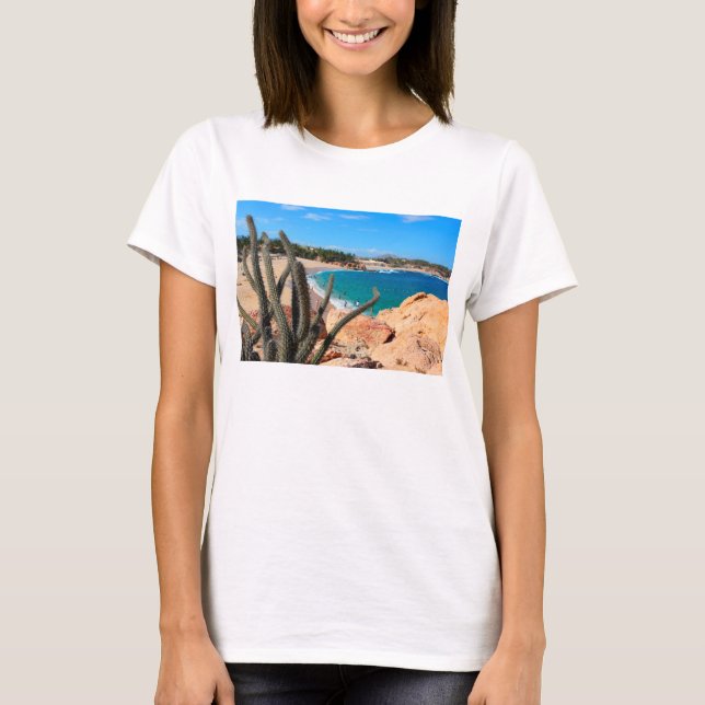 Camiseta Cacto na cume rochosa sobre o Sandy Beach (Frente)
