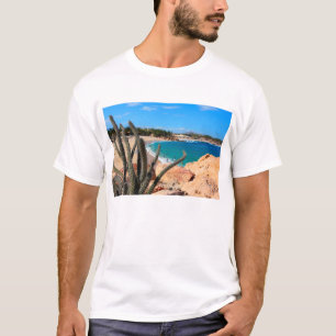 Camiseta Cacto na cume rochosa sobre o Sandy Beach