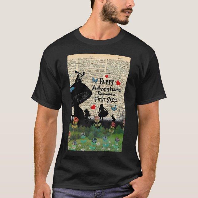 Camiseta Cada Aventura Requer Um Primeiro Passo - Alice No  (Frente)