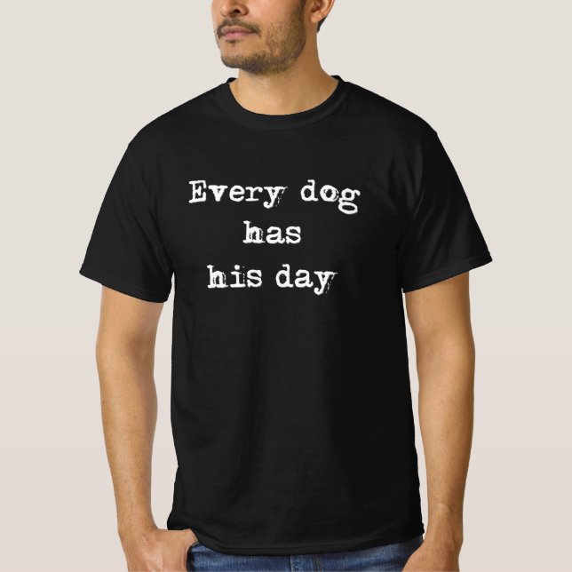 Camiseta Cada cão tem seu dia T-Shirt (Frente)