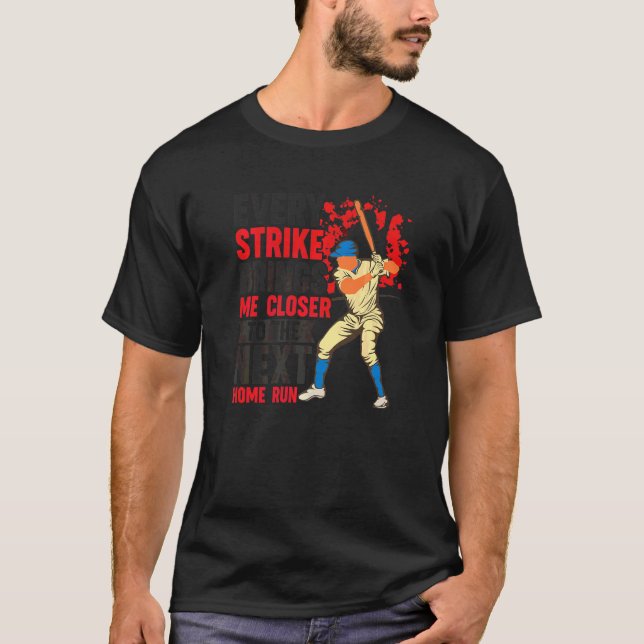 Camiseta Cada Strike Me Aproxima Do Próximo Home Run (Frente)